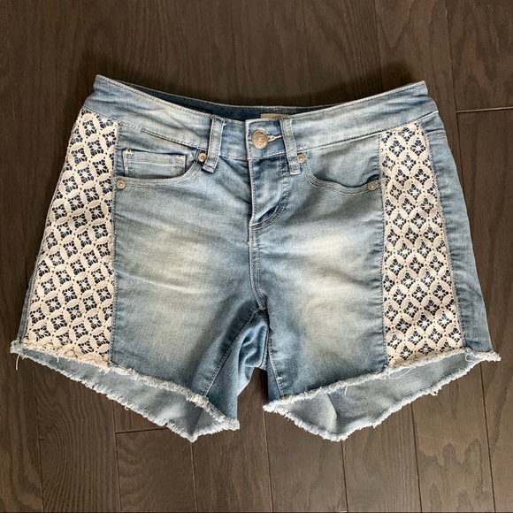 Seven7 Pants - Seven7 Jean Short With White Crochet Detail